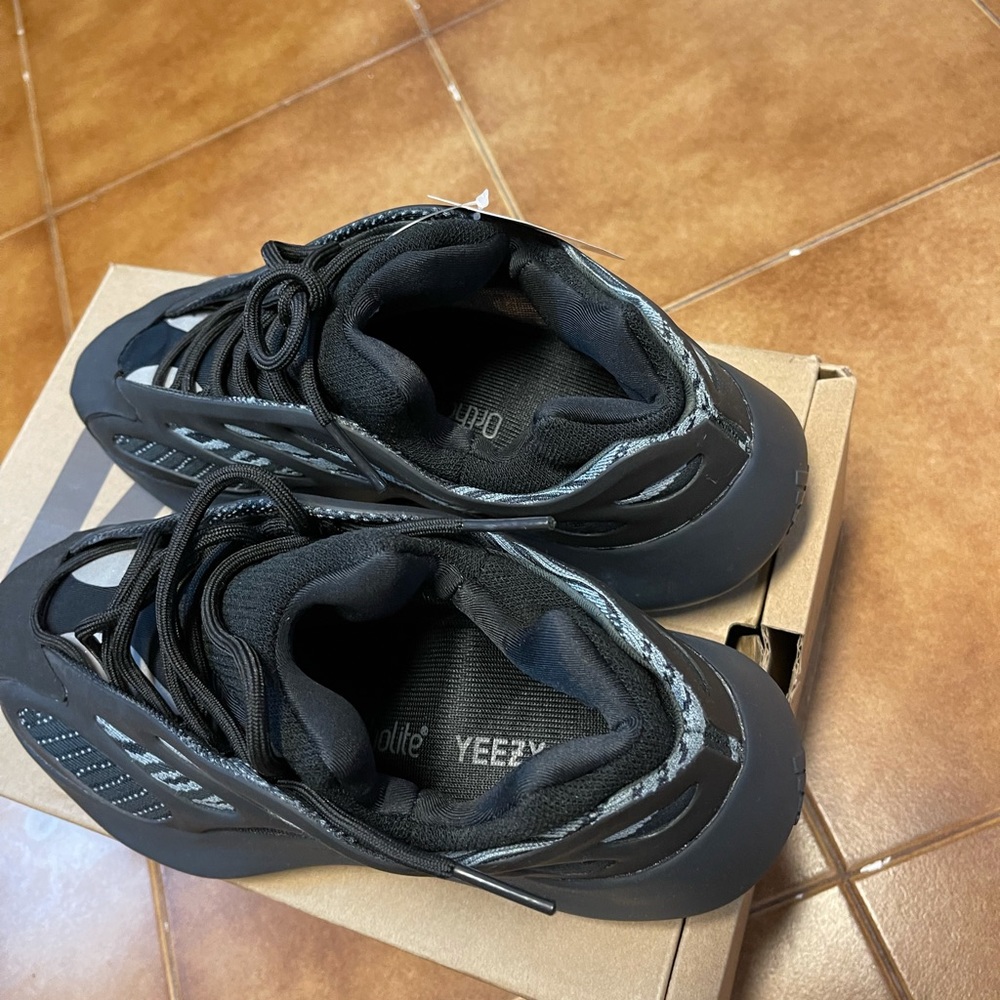 Yeezy 700 V3 - Picture 1 of 4